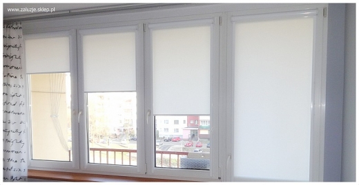 Świetlista biel w Twoim domu - białe rolety okienne to sposób na wprowadzenie więcej światła do wnętrza.